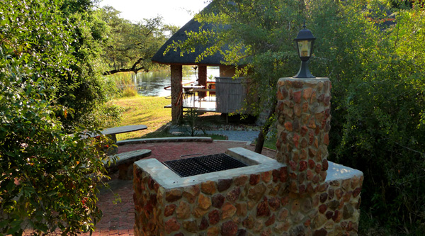 Grillplatz und Bungalow direkt am Okavango