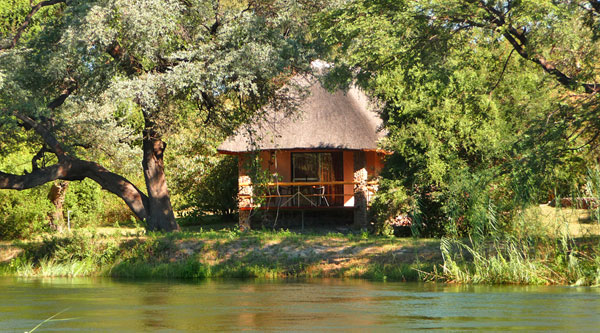 Mobola Lodge von der Okavango Insel aus gesehen